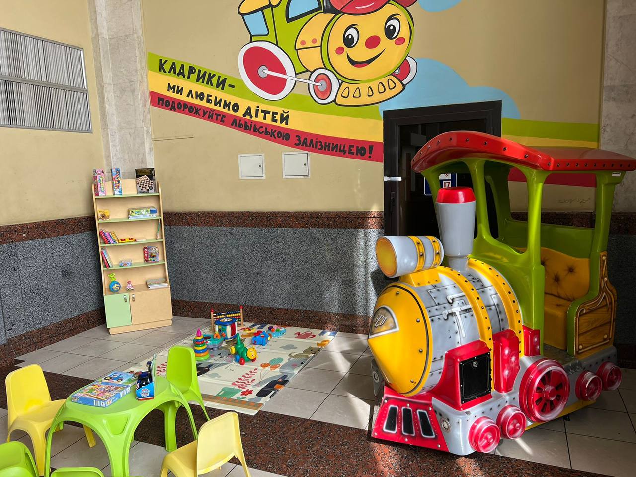 Дитячі зони на вокзалах та ігротека у вагонах: УЗ порадувала нововведенням для маленьких пасажирів